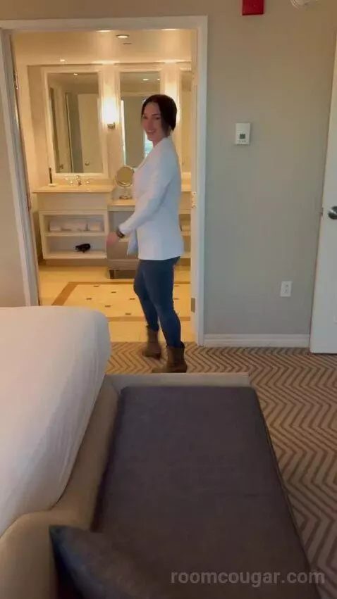 Premium King Suite (#2502) bed picture #10