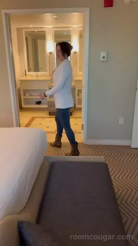Premium King Suite (#2502) bed picture #11