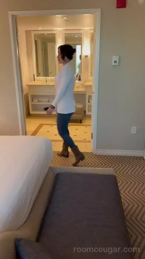 Premium King Suite (#2502) bed picture #12