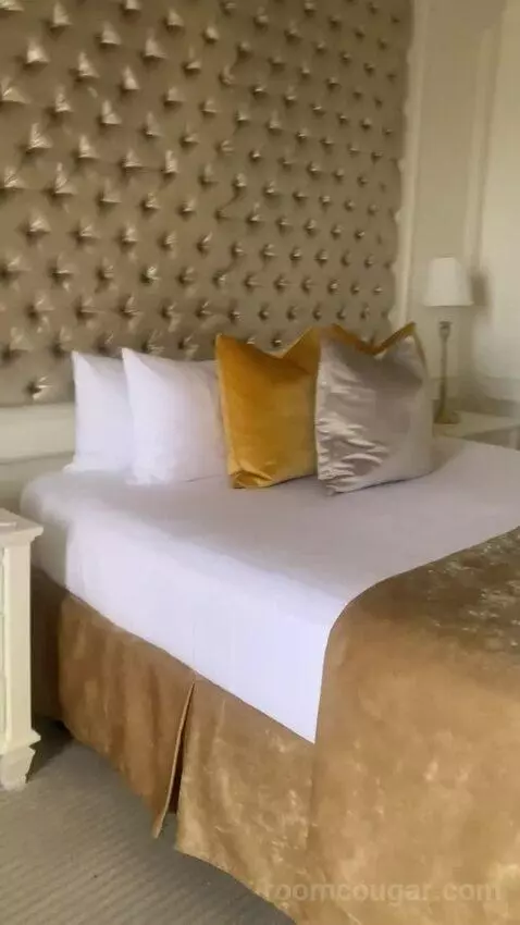 Suite with City View (Regal Suite) bed picture #2