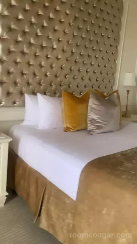 Suite with City View (Regal Suite) bed picture #3