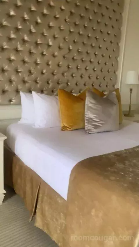 Suite with City View (Regal Suite) bed picture #4