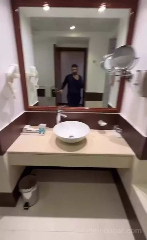 Superior King Room - Complimentary Transfer To Bluewater Island and Jbr bathroom picture #1