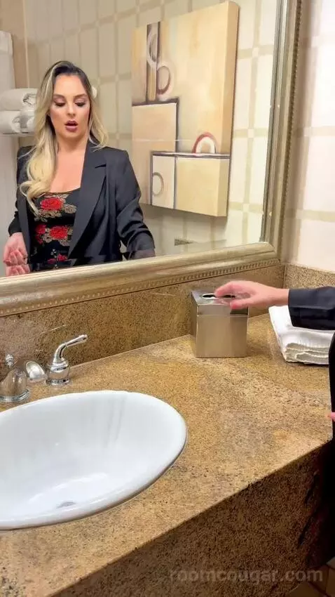 Carson Tower Deluxe with Two Double Beds (#1461) bathroom picture #4