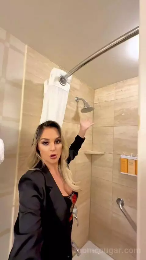 Carson Tower Deluxe with Two Double Beds (#1461) bathroom picture #10
