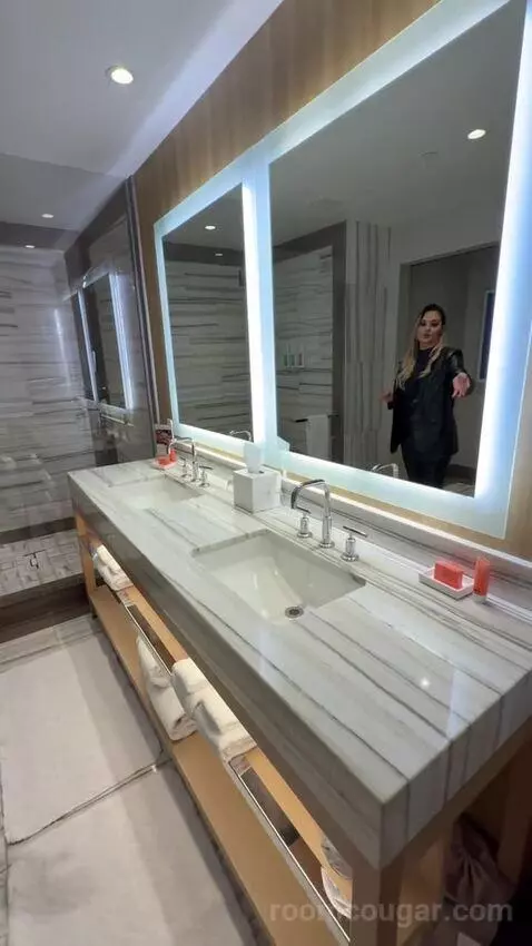 Executive Two Queens (#28229) bathroom picture #2