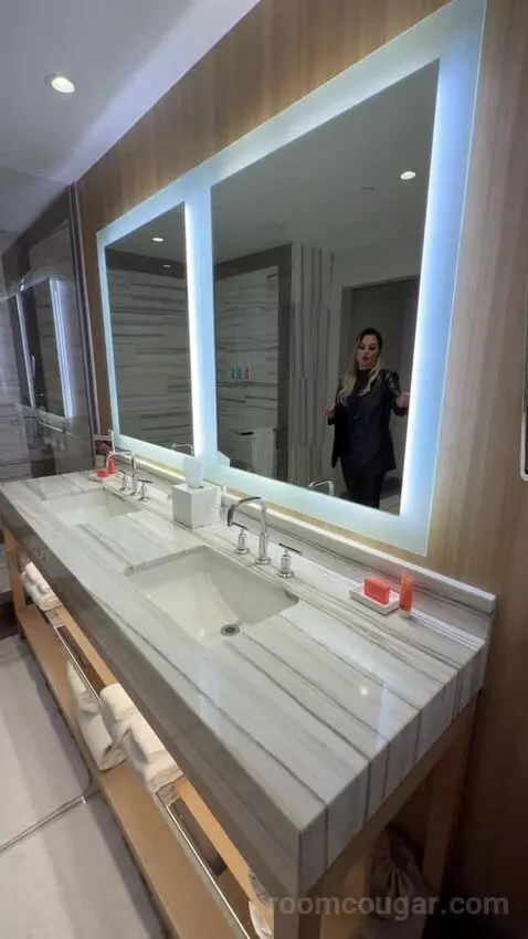 Executive Two Queens (#28229) bathroom picture #7