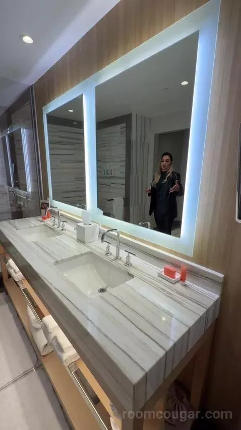 Executive Two Queens (#28229) bathroom picture #8