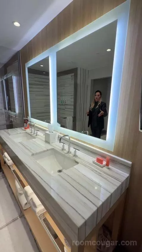 Executive Two Queens (#28229) bathroom picture #9