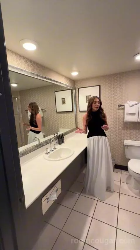Royal Tower King (#1145) bathroom picture #1