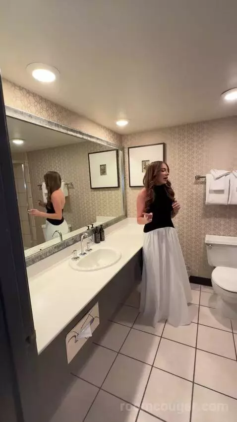 Royal Tower King (#1145) bathroom picture #3