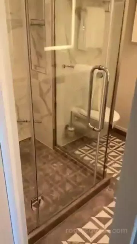 Suite bathroom picture #1