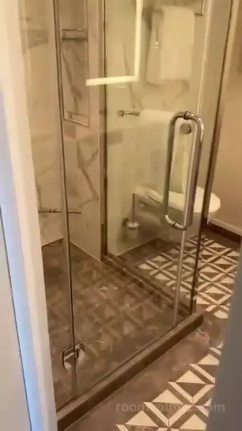 Suite bathroom picture #2