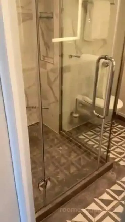Suite bathroom picture #3