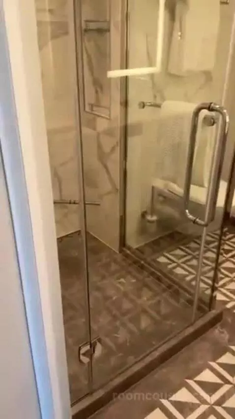 Suite bathroom picture #4