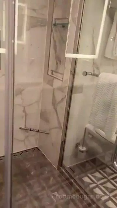 Suite bathroom picture #5