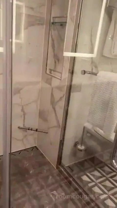 Suite bathroom picture #6