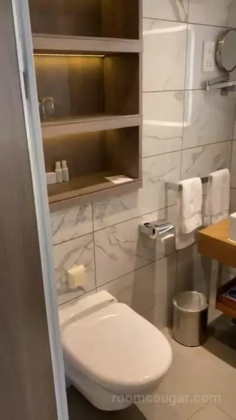 Suite bathroom picture #1