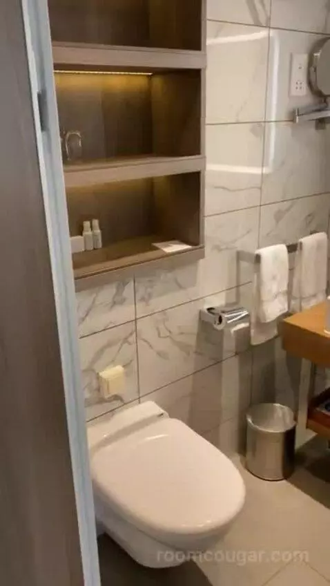 Suite bathroom picture #2