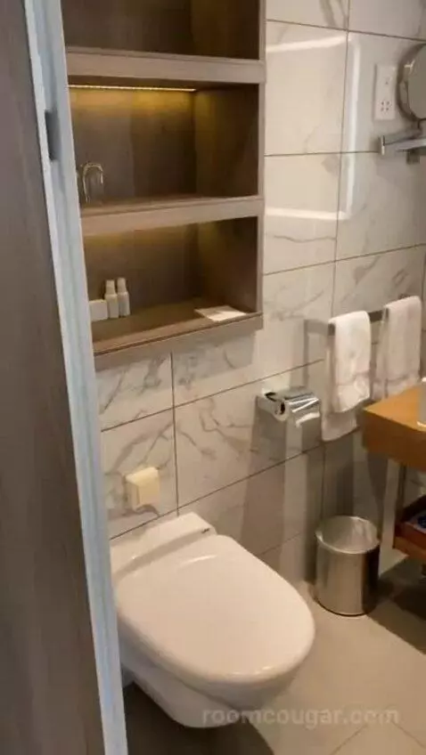 Suite bathroom picture #3