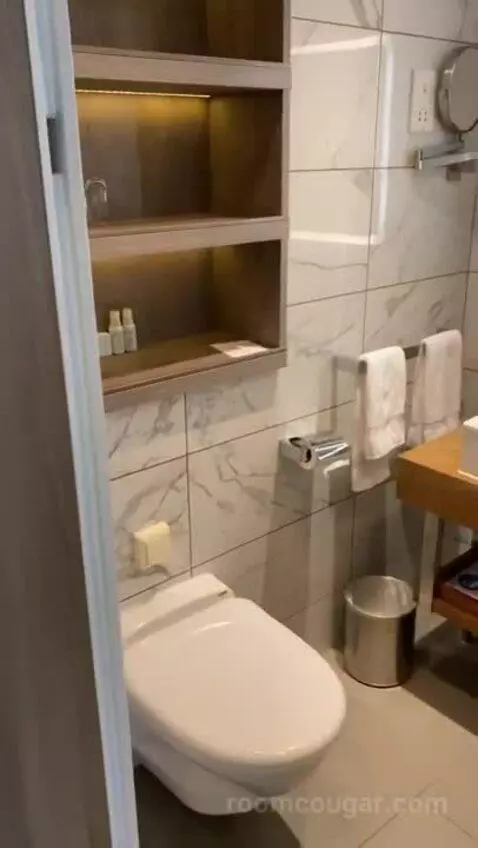 Suite bathroom picture #4