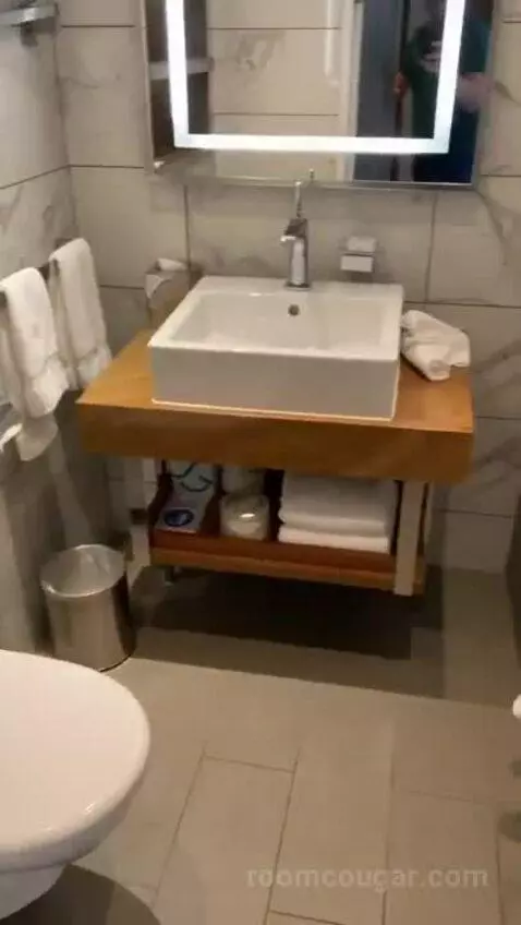 Suite bathroom picture #7