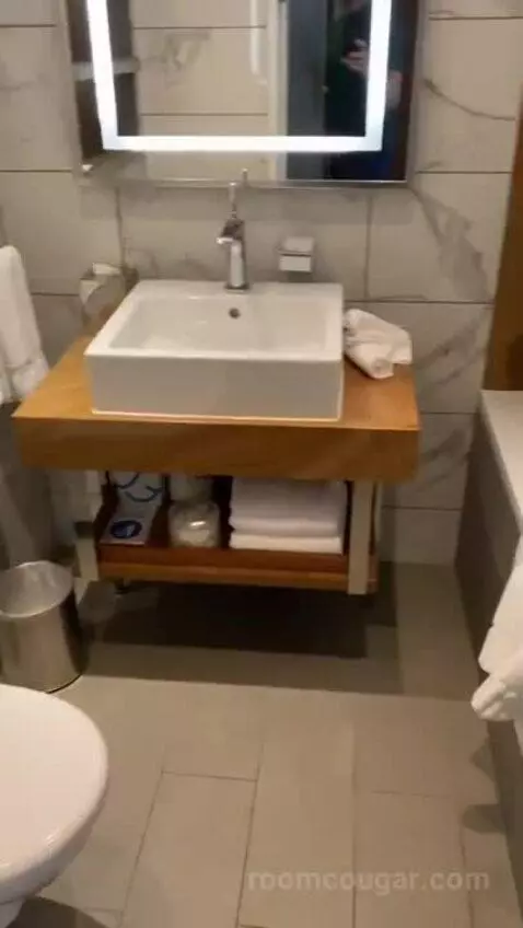 Suite bathroom picture #8