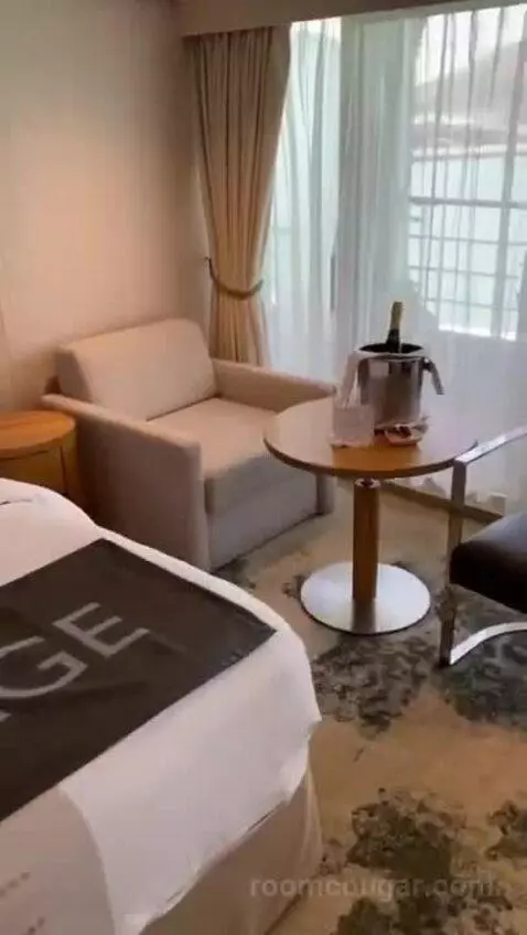 Suite bed picture #7