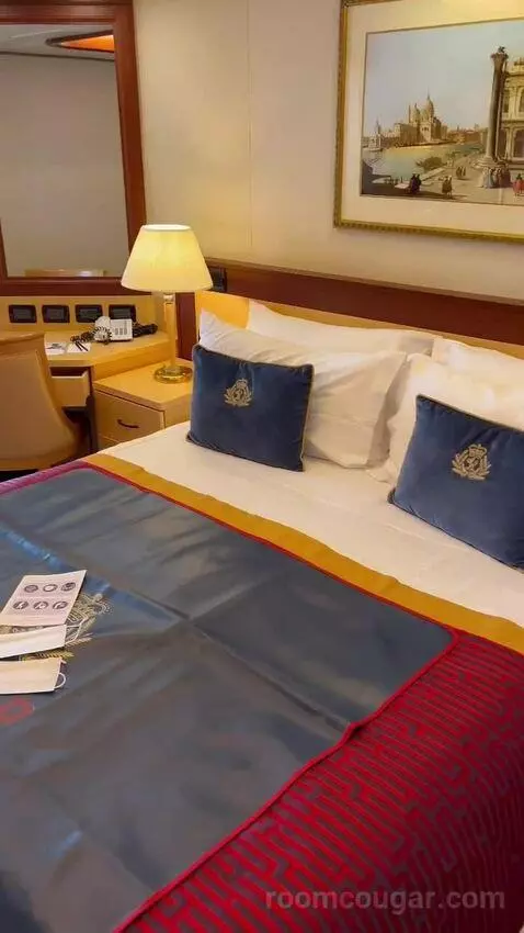 Suite bed picture #7