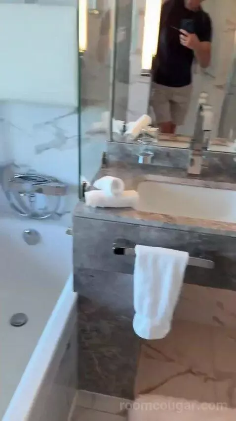 Suite (#612) bathroom picture #7