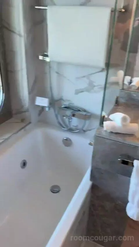 Suite (#612) bathroom picture #9