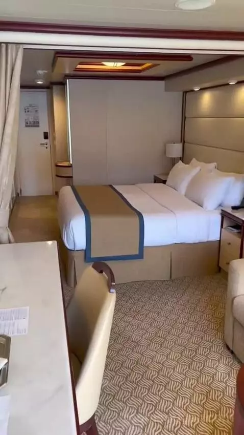 Suite (B519) bed picture #7