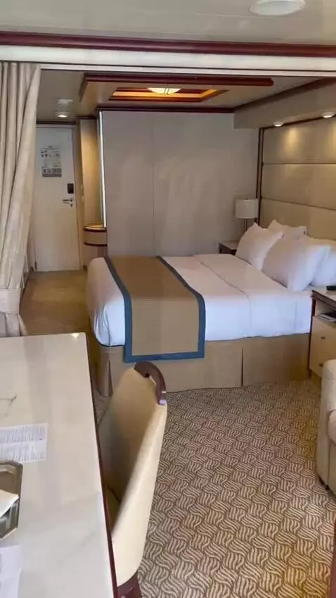 Suite (B519) bed picture #8
