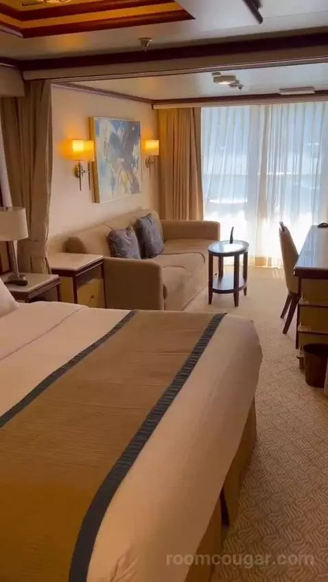 Suite (B519) bed picture #3