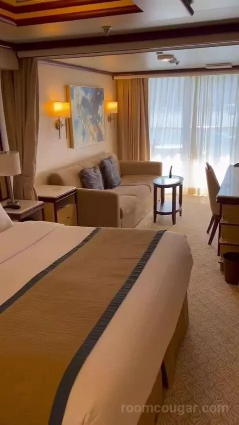 Suite (B519) bed picture #4