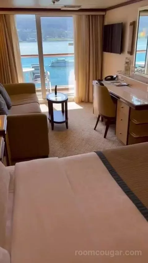 Suite (B519) bed picture #9