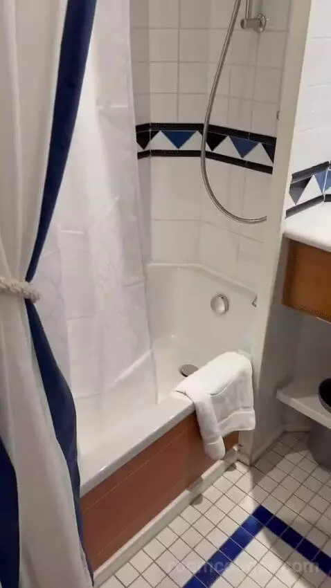 Balcony Cabin bathroom picture #5