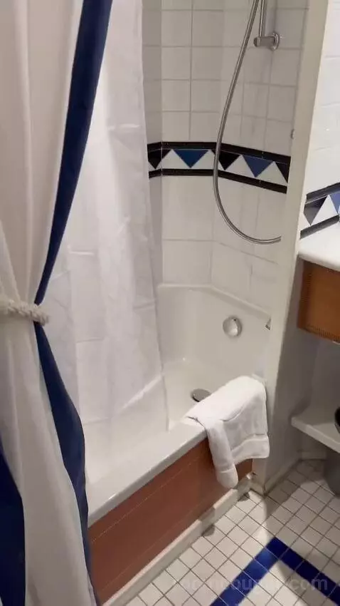 Balcony Cabin bathroom picture #6