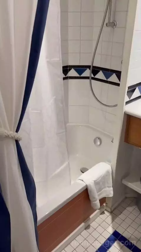 Balcony Cabin bathroom picture #7