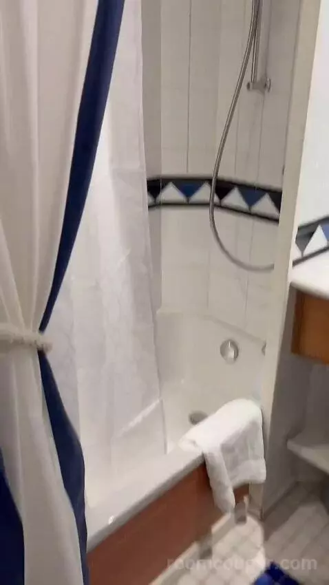 Balcony Cabin bathroom picture #8