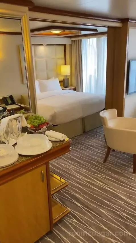 Suite (R611) bed picture #8