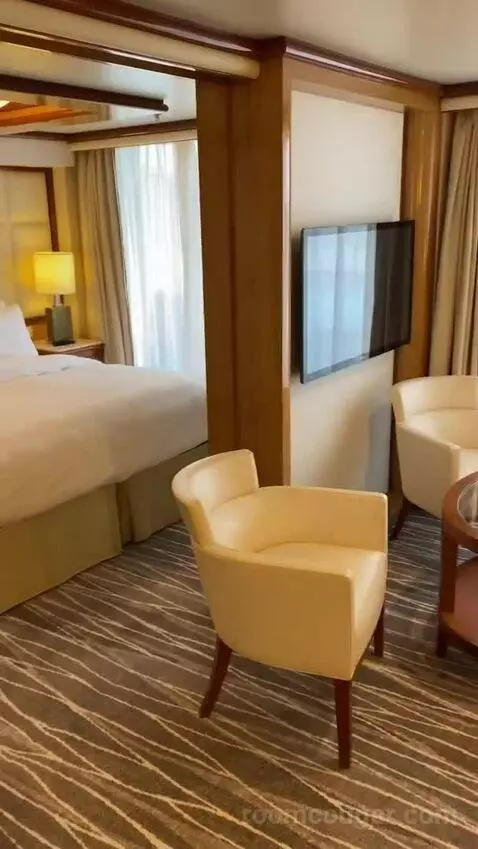Suite (R611) bed picture #3