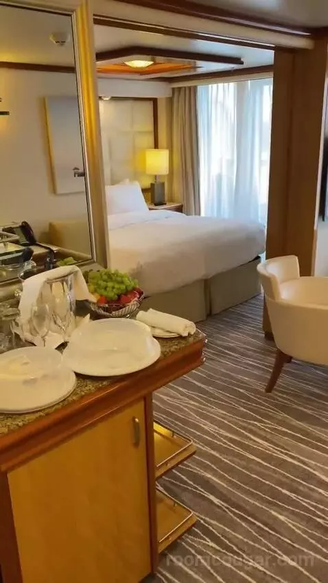 Suite (R611) bed picture #4