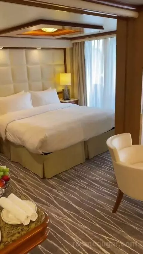 Suite (R611) bed picture #5