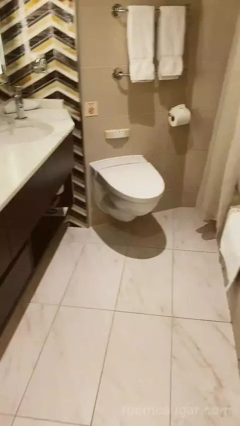 Suite bathroom picture #3