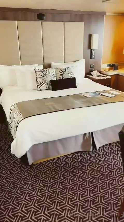 Suite bed picture #3