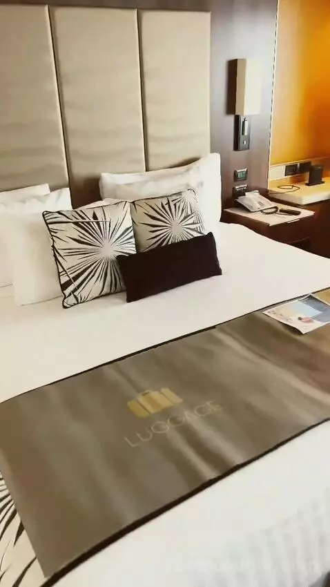 Suite bed picture #4