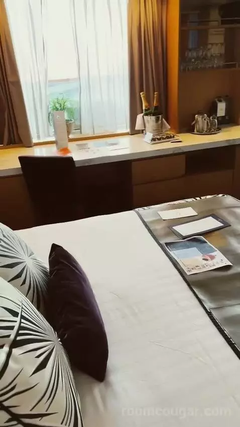 Suite bed picture #11
