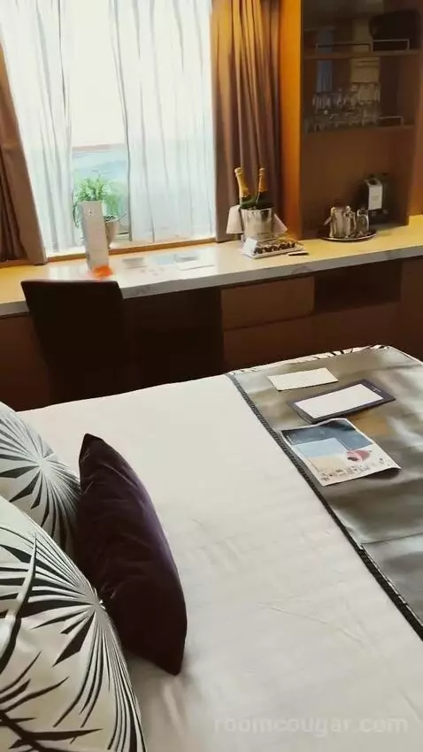 Suite bed picture #12