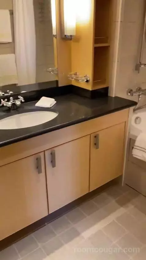 Suite bathroom picture #7